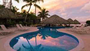 Club Raro - Pool at sunset