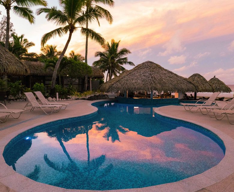 Club Raro - Pool at sunset