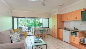  Regal Port Douglas 1 Bedroom Outdoor Jacuzzi Lounge To Balcony