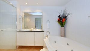 Cayman Villas Port Douglas Bathroom