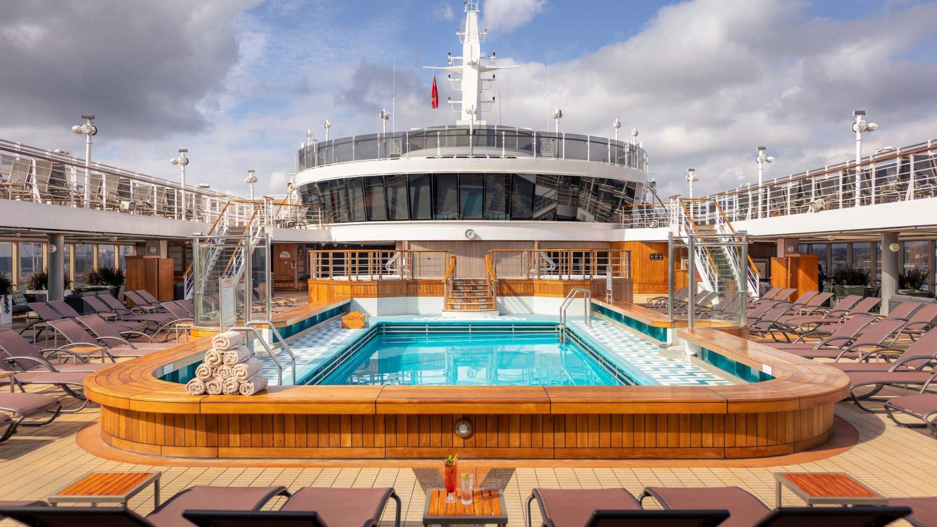Queen Victoria Pooldeck