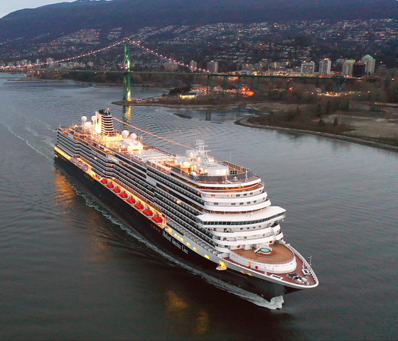 Koningsdam in Lions Gate Bridge, Vancouver