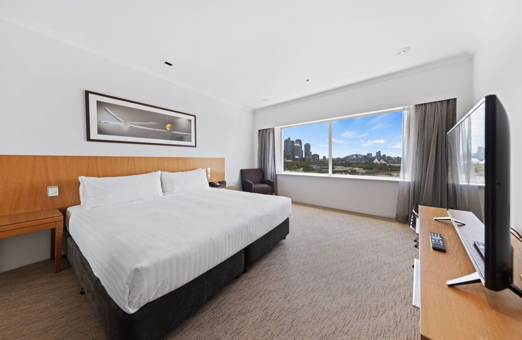 Holiday Inn Potts Point King Harbour View Room