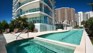 Reflections Coolangatta Beach - pool