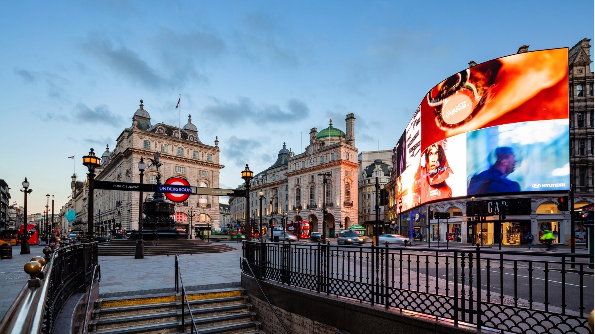 Piccadilly Circus ©Visit London &Jon Reid