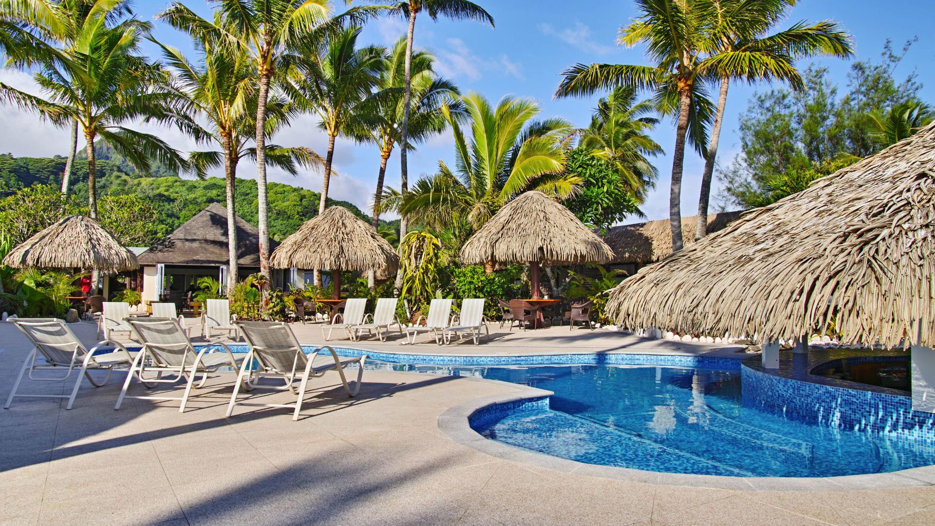 Club Raro - Swim up pool bar