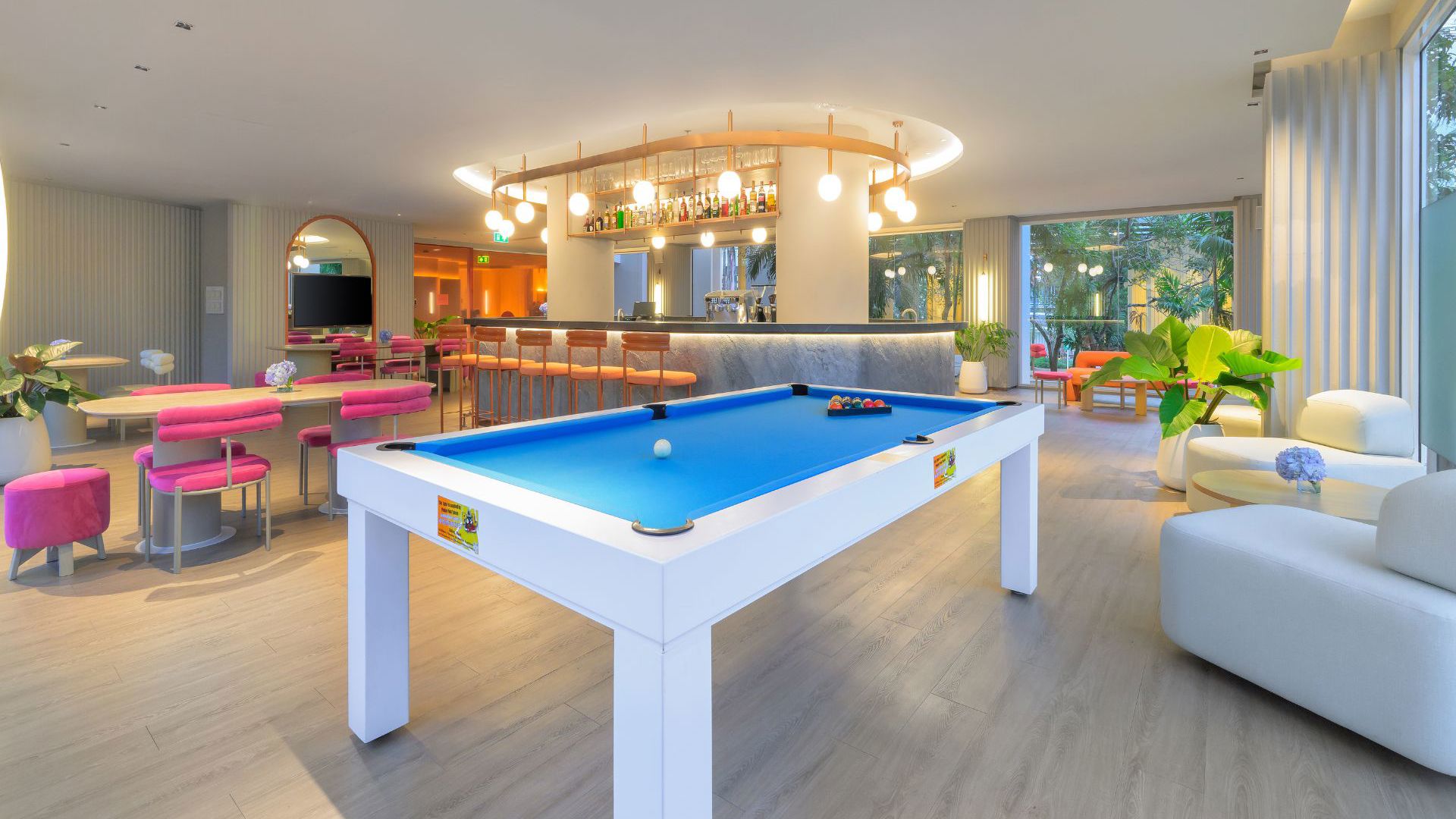 Centara Karon Resort - Pink Social