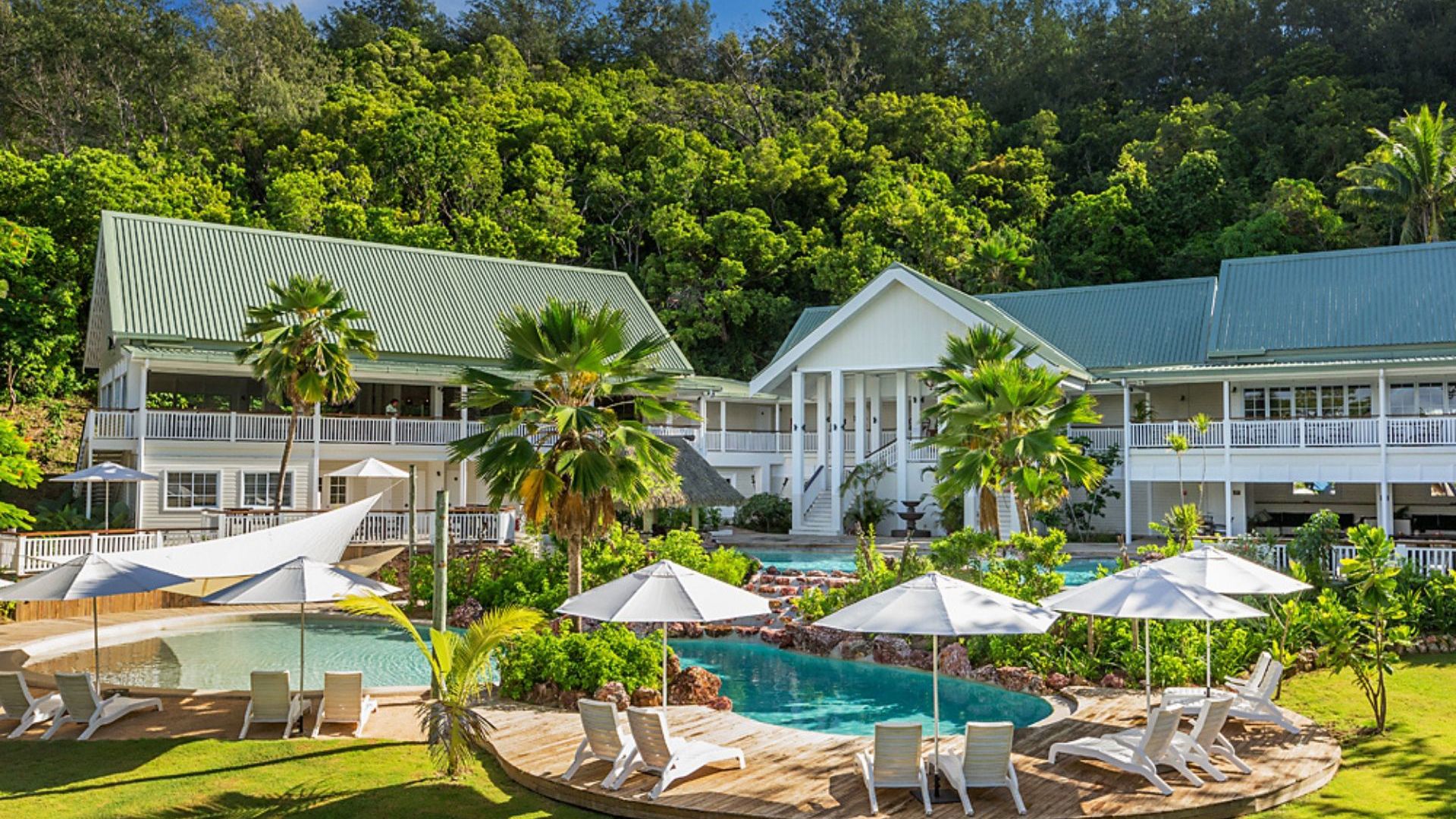 Malolo restaurants and pool