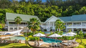 Malolo restaurants and pool