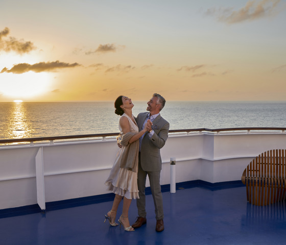  Railing Lifestyle Sunset Couple 