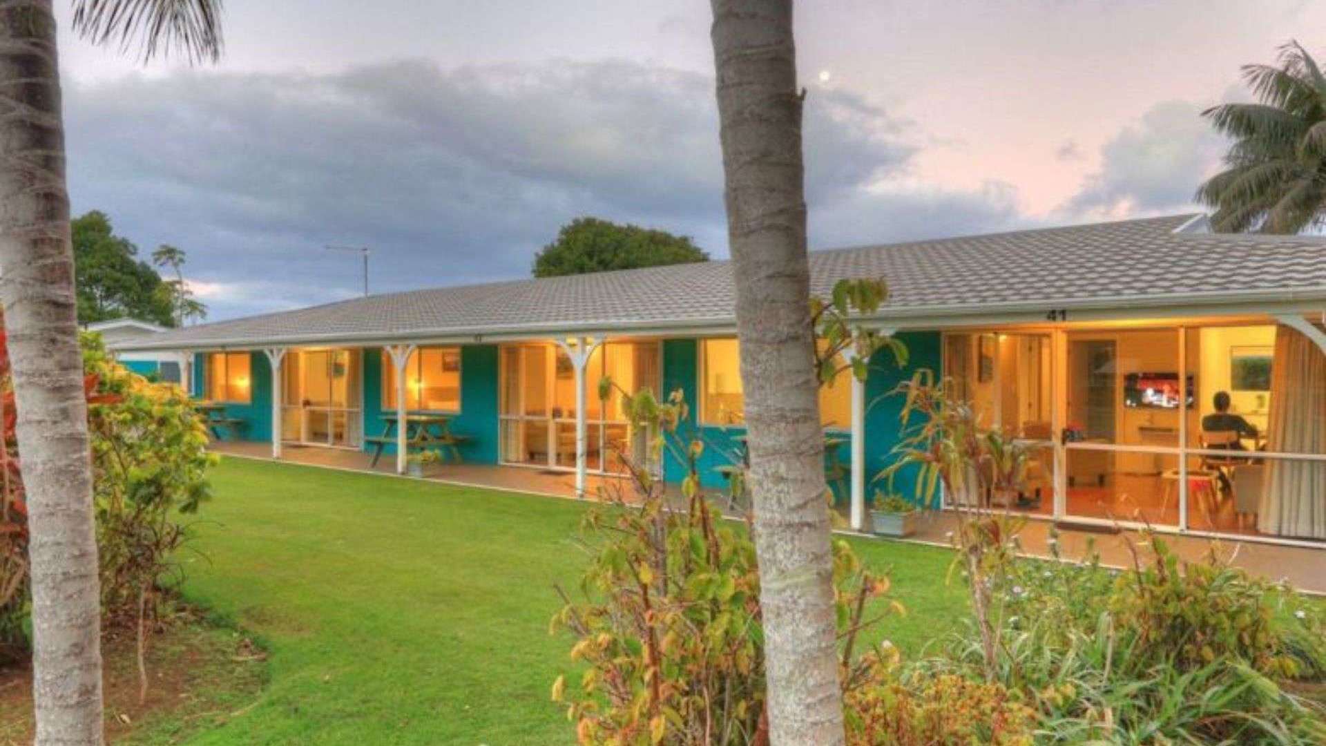 Aloha Apartments - Exterior