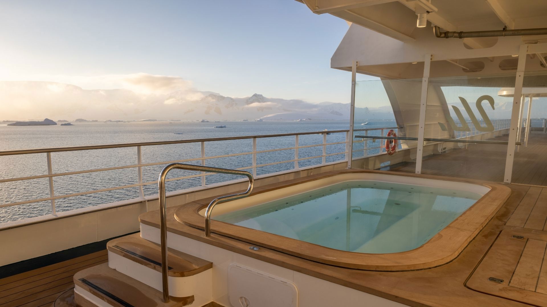 SH Minerva Jacuzzi Sunny Day