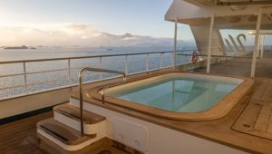 SH Minerva Jacuzzi Sunny Day