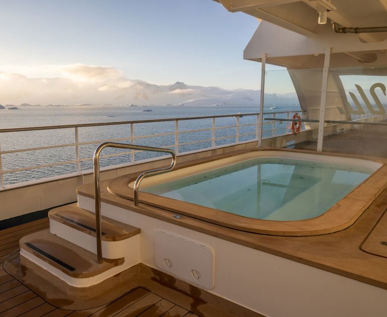 SH Minerva Jacuzzi Sunny Day