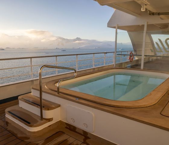 SH Minerva Jacuzzi Sunny Day