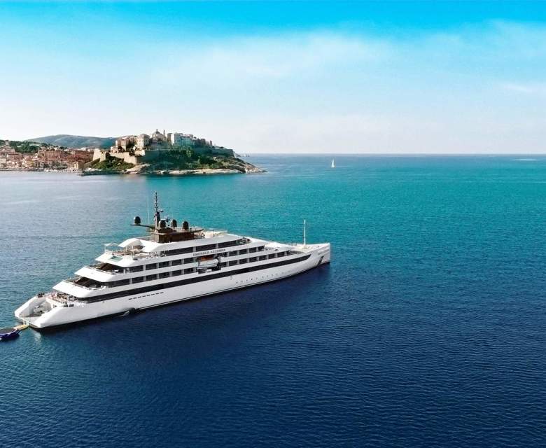 Emerald Luxury Yacht in Calvi