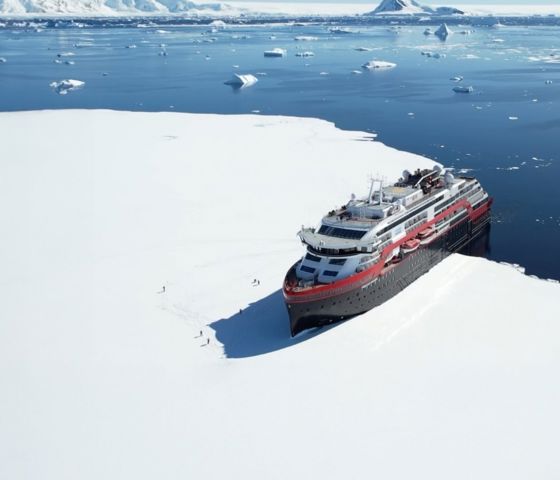 MS Fridtjofnansen in Antarctica