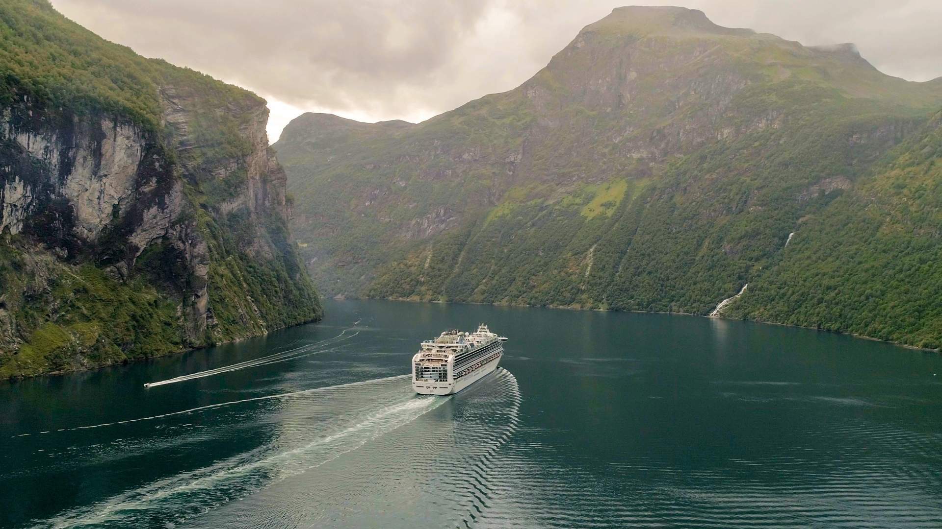 Cruising Fiordland National Park
