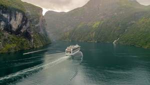Cruising Fiordland National Park