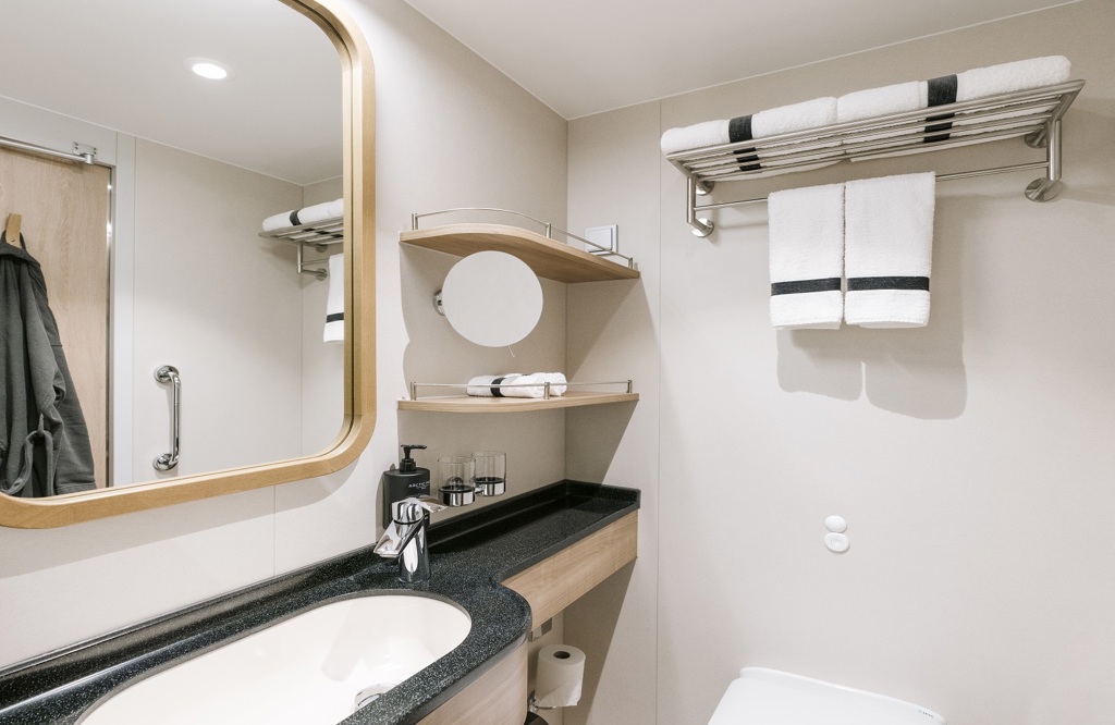 MS Fridtjof Nansen Arctic Superior Bathroom