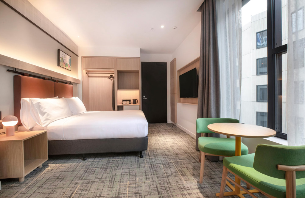Holiday Inn Melbourne Standard King