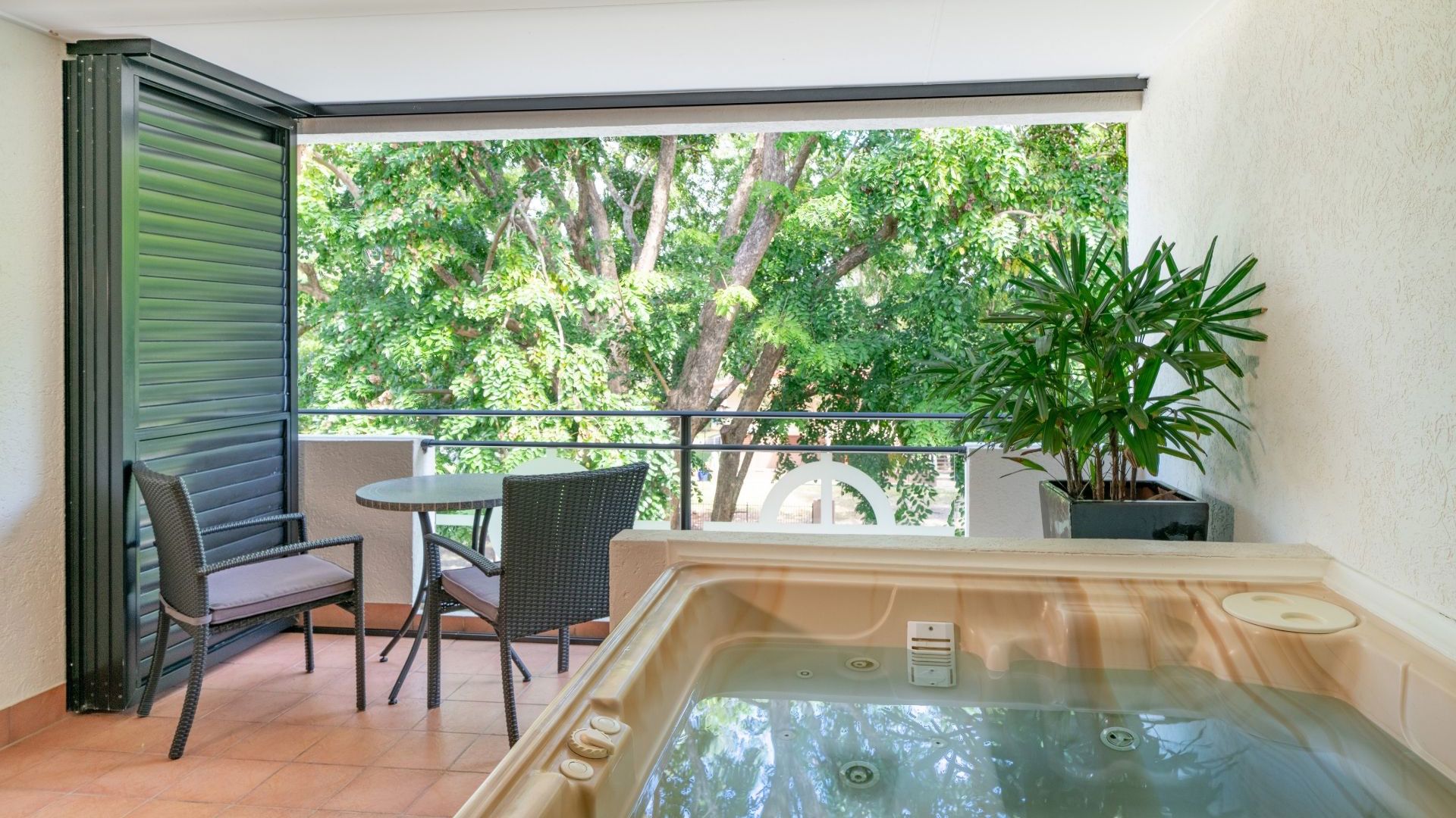 Regal Port Douglas 1 Bedroom Outdoor Jacuzzi Balcony