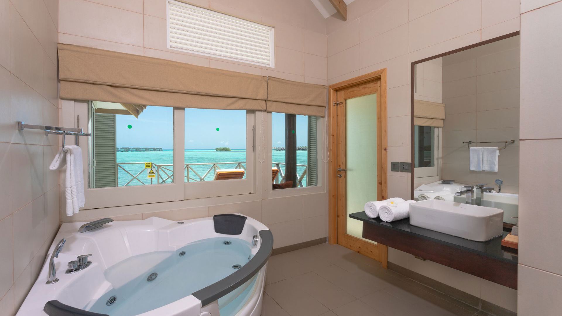 Cinnamon Dhonveli Water Bungalow Bathroom